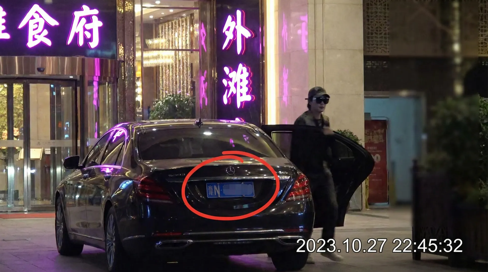 安博体育平台网站 - 豪车餐厅外偷拍